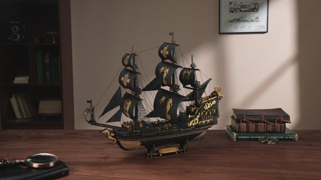 Sfeervolle videopresentatie van de Robotime Seahorse Barque, zwart houten zeilschip met gouden details