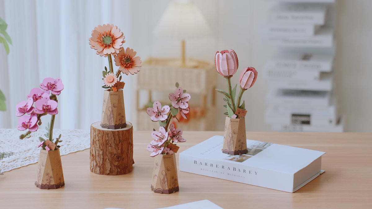 Sfeervolle videopresentatie van de Robotime Sakura, Gerbera, Pink Tulip en Purple Moth Orchid