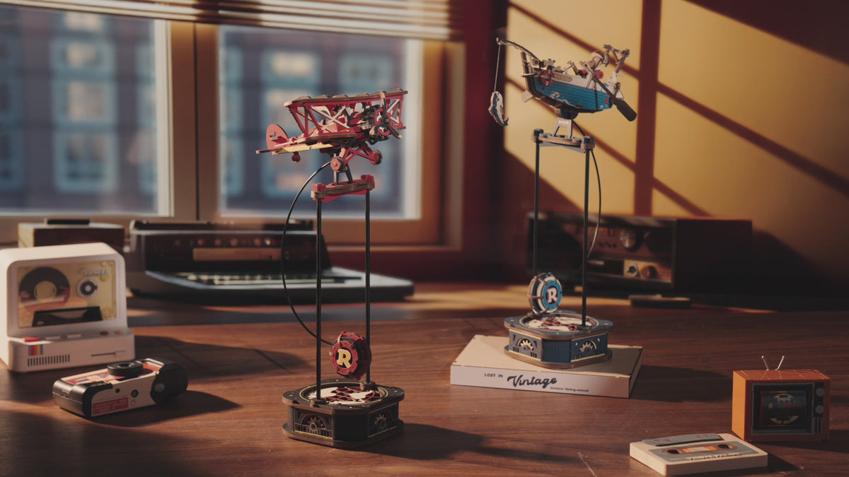 Sfeervolle videopresentatie van de Sky Captain en Ocean Fisher uit de Robotime Gravity Swing Series