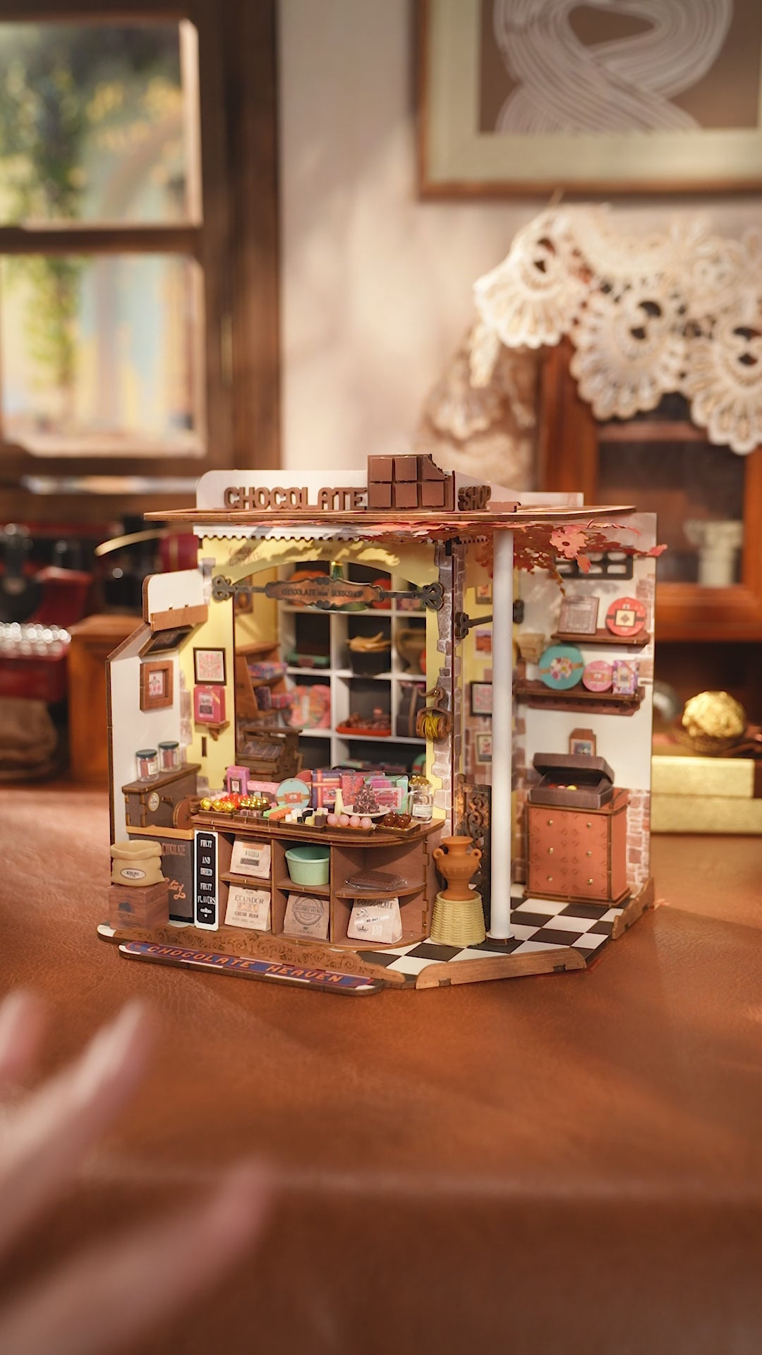 Sfeervolle videopresentatie van de Robotime Henry’s Chocolate, miniatuurhuisje van een ouderwets chocoladewinkeltje