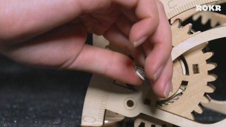 Sfeervolle videopresentatie va de Robotime Pendulum Clock, houten modelbouw van een mechanische klok