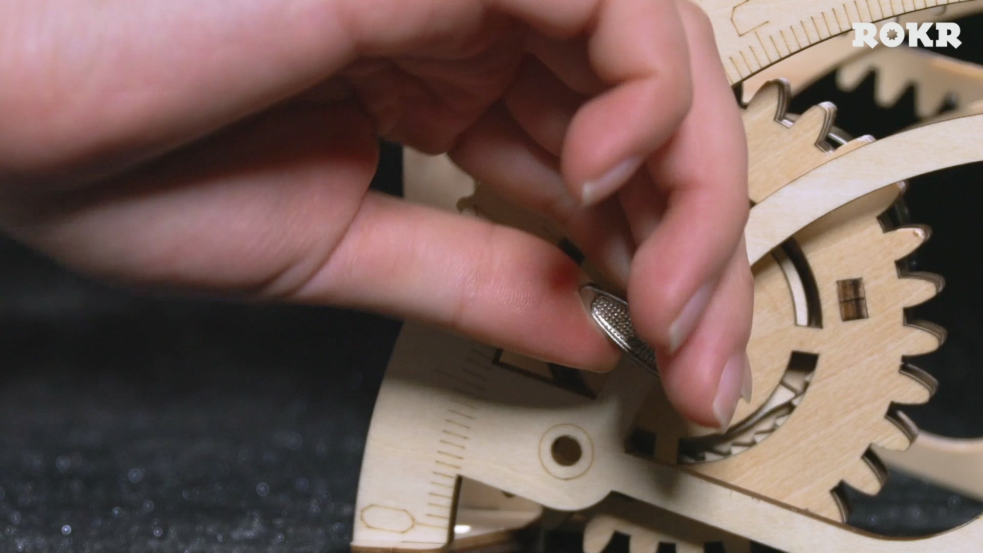 Sfeervolle videopresentatie va de Robotime Pendulum Clock, houten modelbouw van een mechanische klok