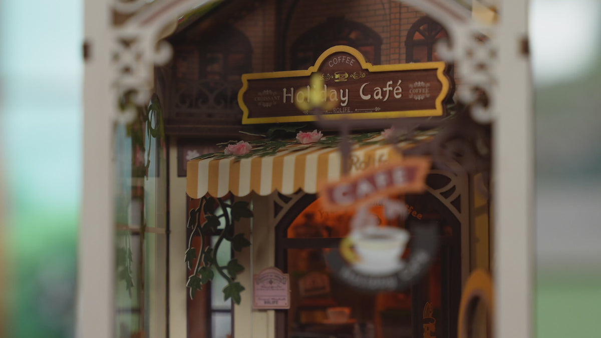 Sfeervolle videopresentatie van de Robotime Holiday Café, book nook houten bouwpakket van een terrasje bij een overdekt café