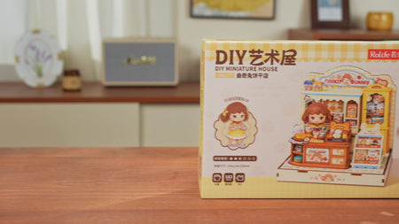 Sfeervolle videopresentatie van de Robotime Cookii Bunny’s Cookie Shop, miniatuurhuisje van een koekjeswinkel met Cookii Bunny achter de toonbank